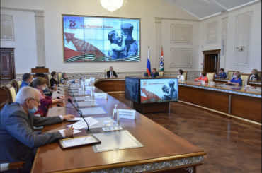 Губернатор Новосибирской области Андрей Травников принял участие во встрече с участниками рабочей группы Книги Памяти Новосибирской области